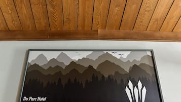 Obra enmarcada que muestra un paisaje montañoso con el texto "Du Parc Hotel" en la parte inferior.