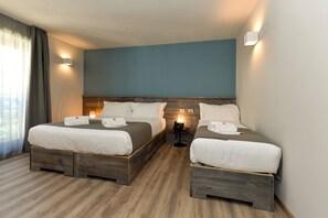 Basic-Dreibettzimmer | Allergikerbettwaren, Minibar, Zimmersafe, individuell dekoriert