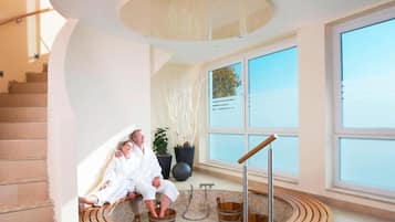 Tratamentos faciais, manicure e pedicure, massagens