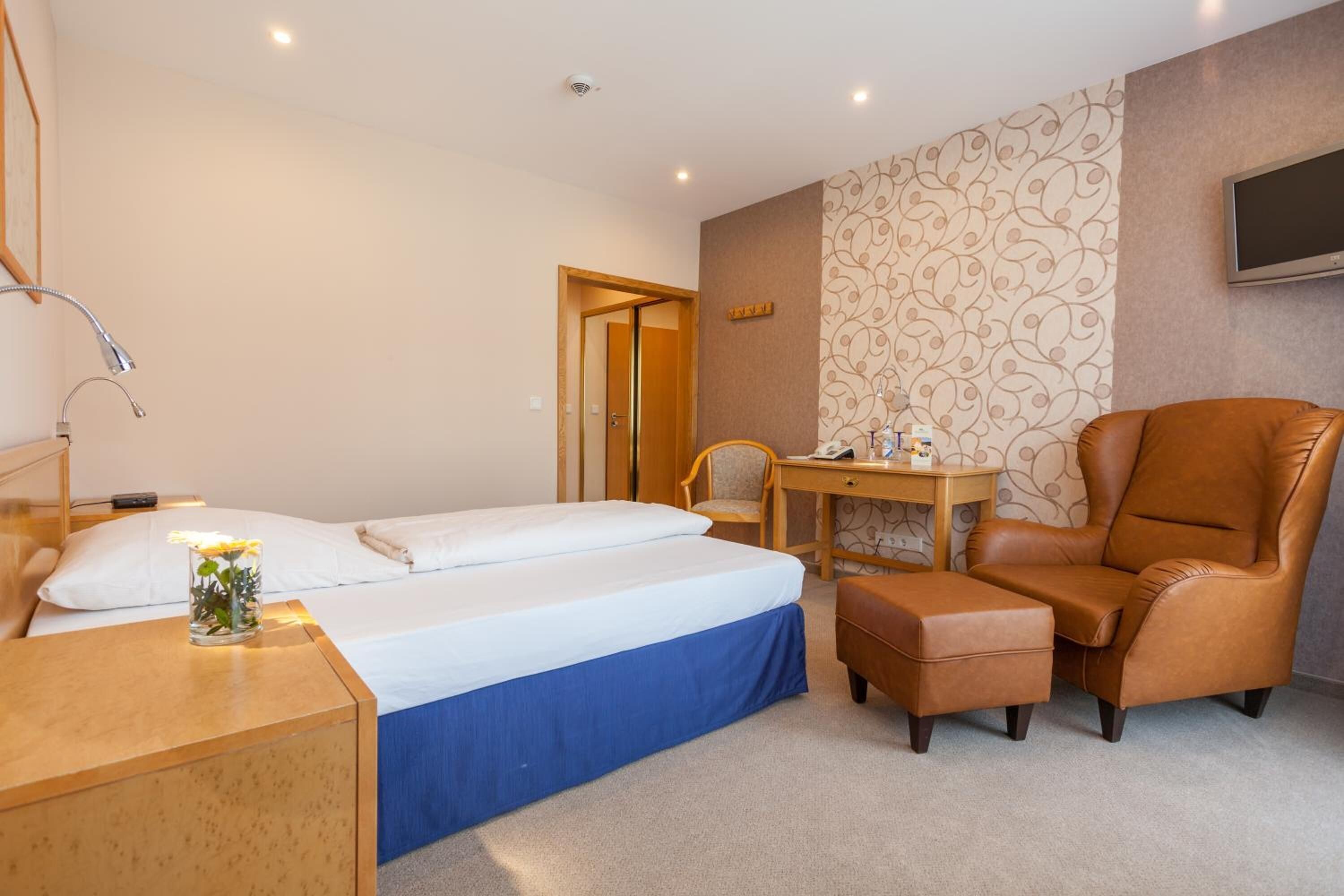 in-room safe, free wifi, bed sheets