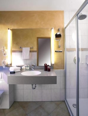 Shower, free toiletries, hair dryer, towels - Landhotel Weserblick (Beverungen)