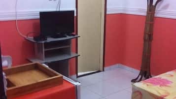 Quarto solteiro básico, 1 cama de solteiro, para não fumantes | Frigobar, escrivaninha, Wi-Fi de cortesia, roupa de cama