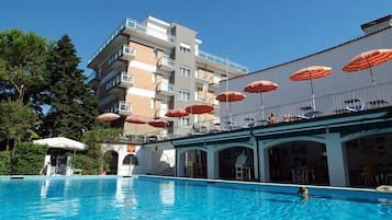 Piscine extérieure (ouverte en saison)