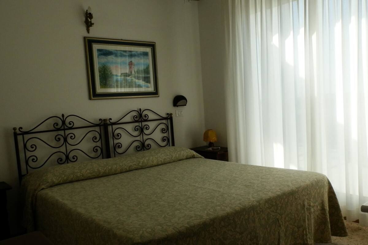 Habitación estándar con 1 cama doble o 2 individuales, balcón | Minibar, caja fuerte, wifi gratis y ropa de cama