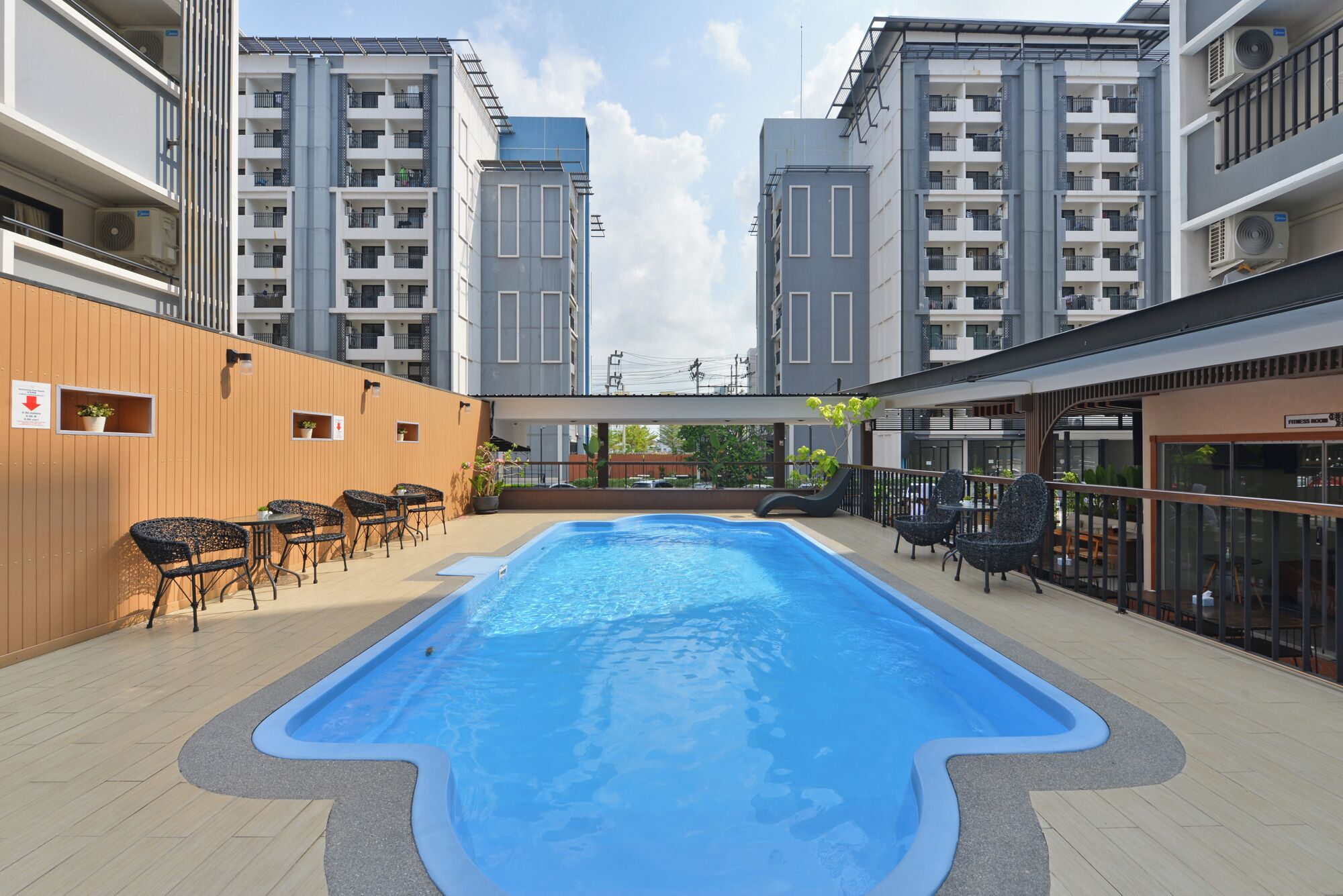 Piscina externa, espreguiçadeiras