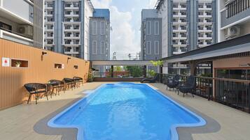 Piscina externa, espreguiçadeiras