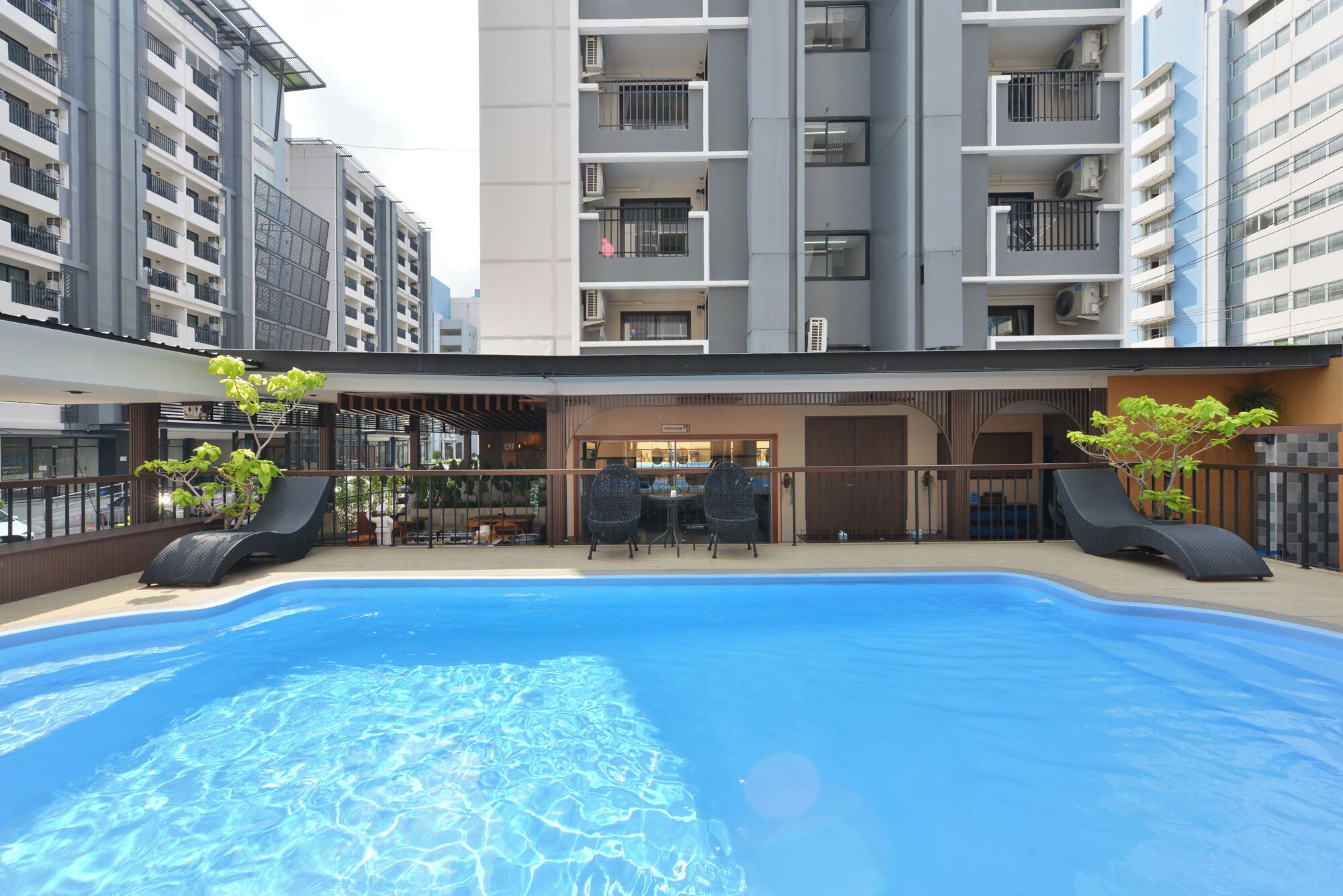 Piscina externa, espreguiçadeiras