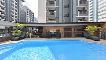 Piscina externa, espreguiçadeiras