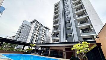 室外游泳池,日光浴躺椅