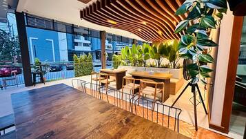 2 ristoranti, aperti a colazione e a pranzo, cucina internazionale