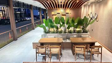 2 restaurantes; se sirve desayuno, almuerzo y cena; cocina internacional