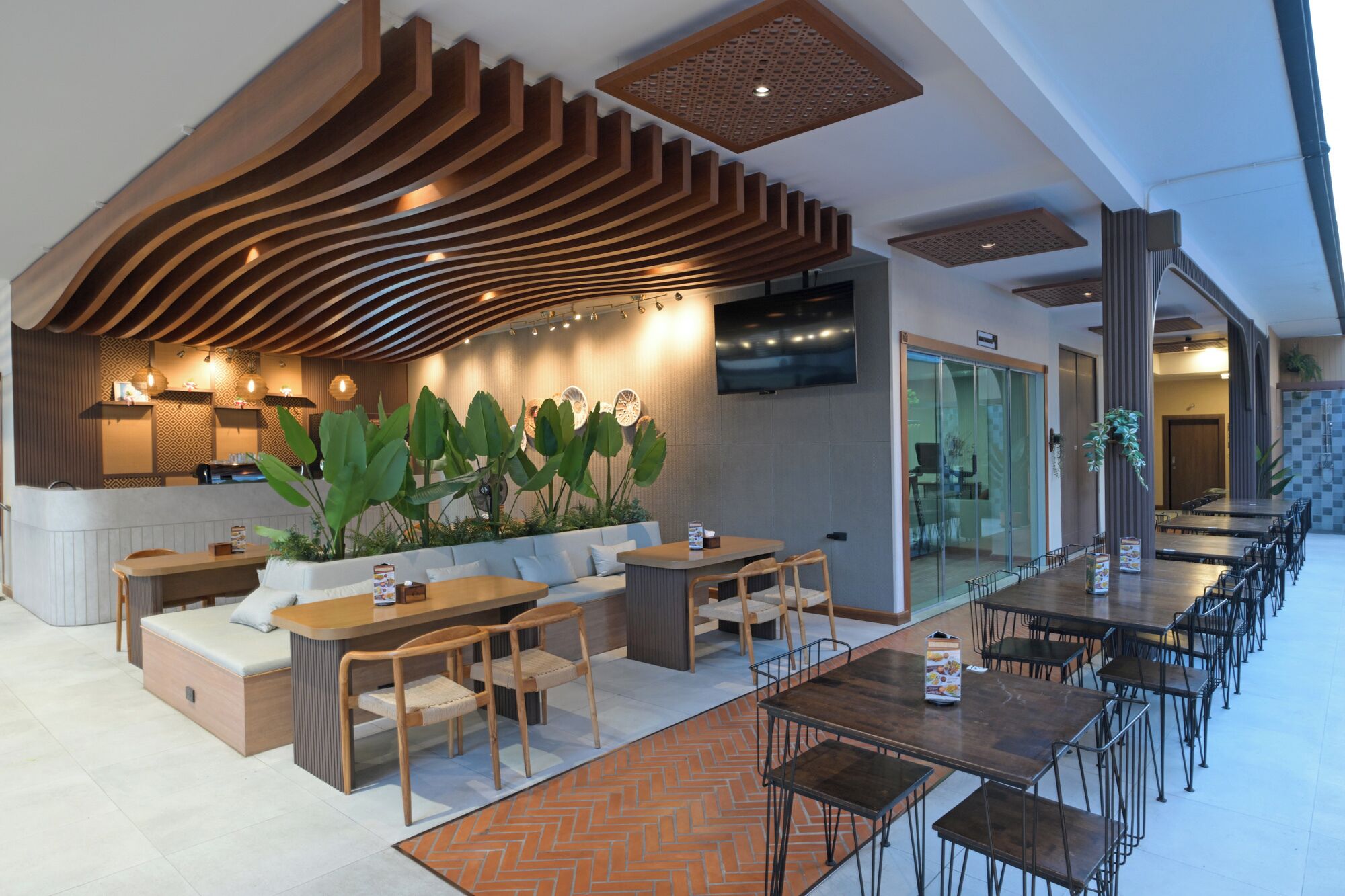 2 restaurantes; se sirve desayuno, almuerzo y cena; cocina internacional