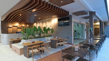 2 restaurantes; se sirve desayuno, almuerzo y cena; cocina internacional