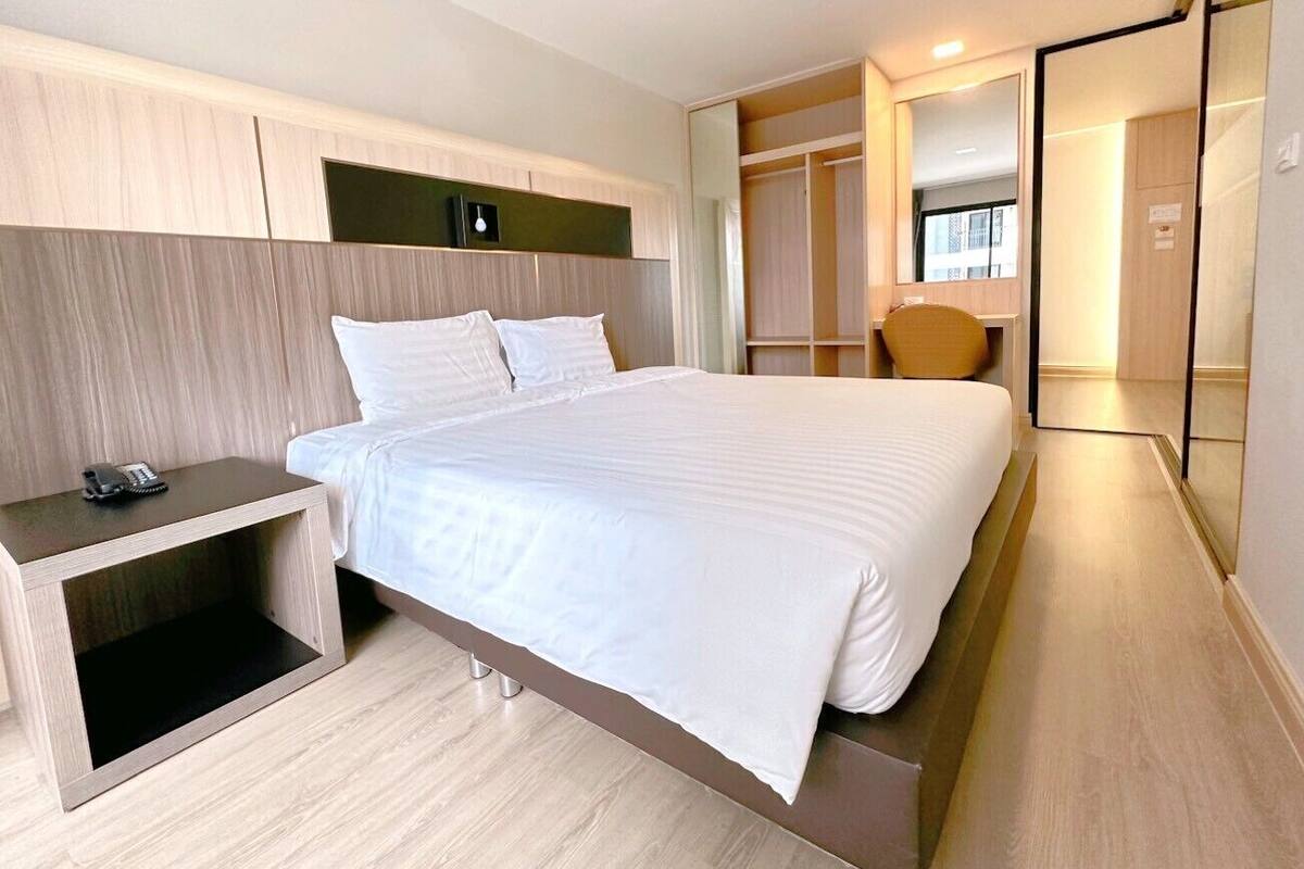 Deluxe Double Room, 1 Bedroom | Premium bedding, minibar, in-room safe, desk