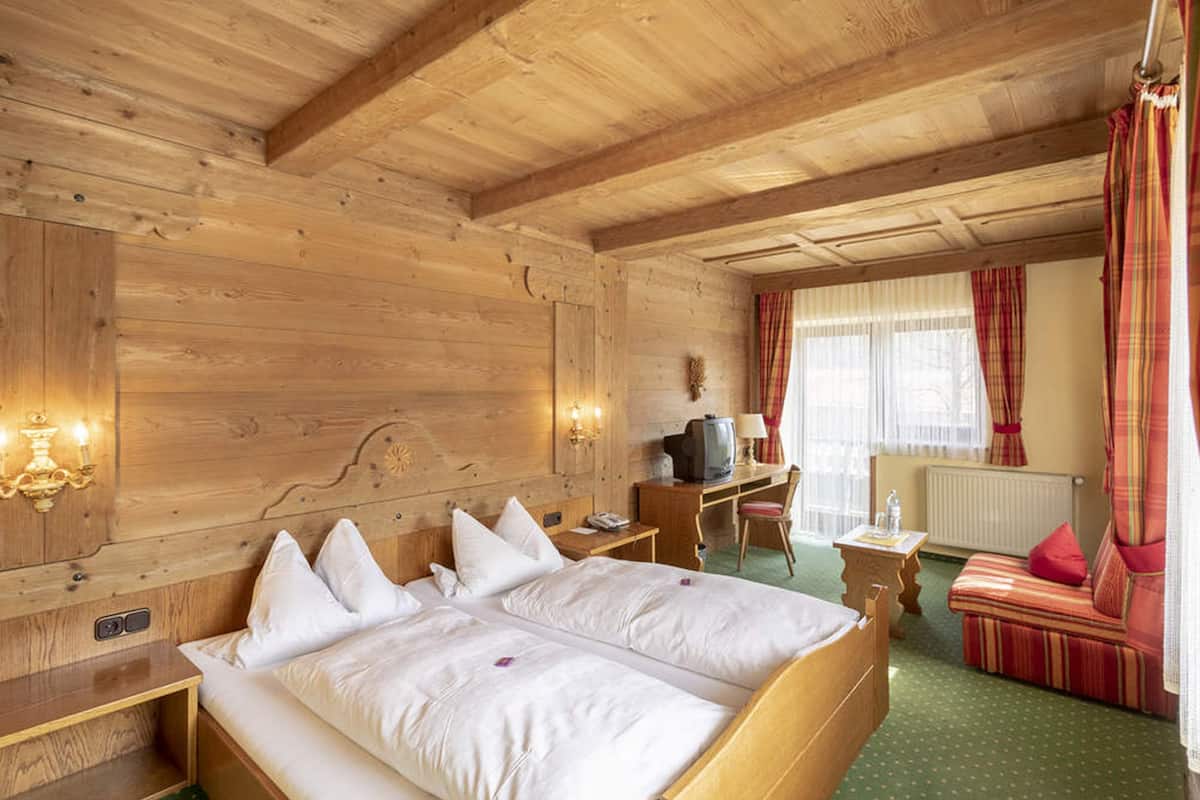 1 bedroom, desk, free wifi, bed sheets