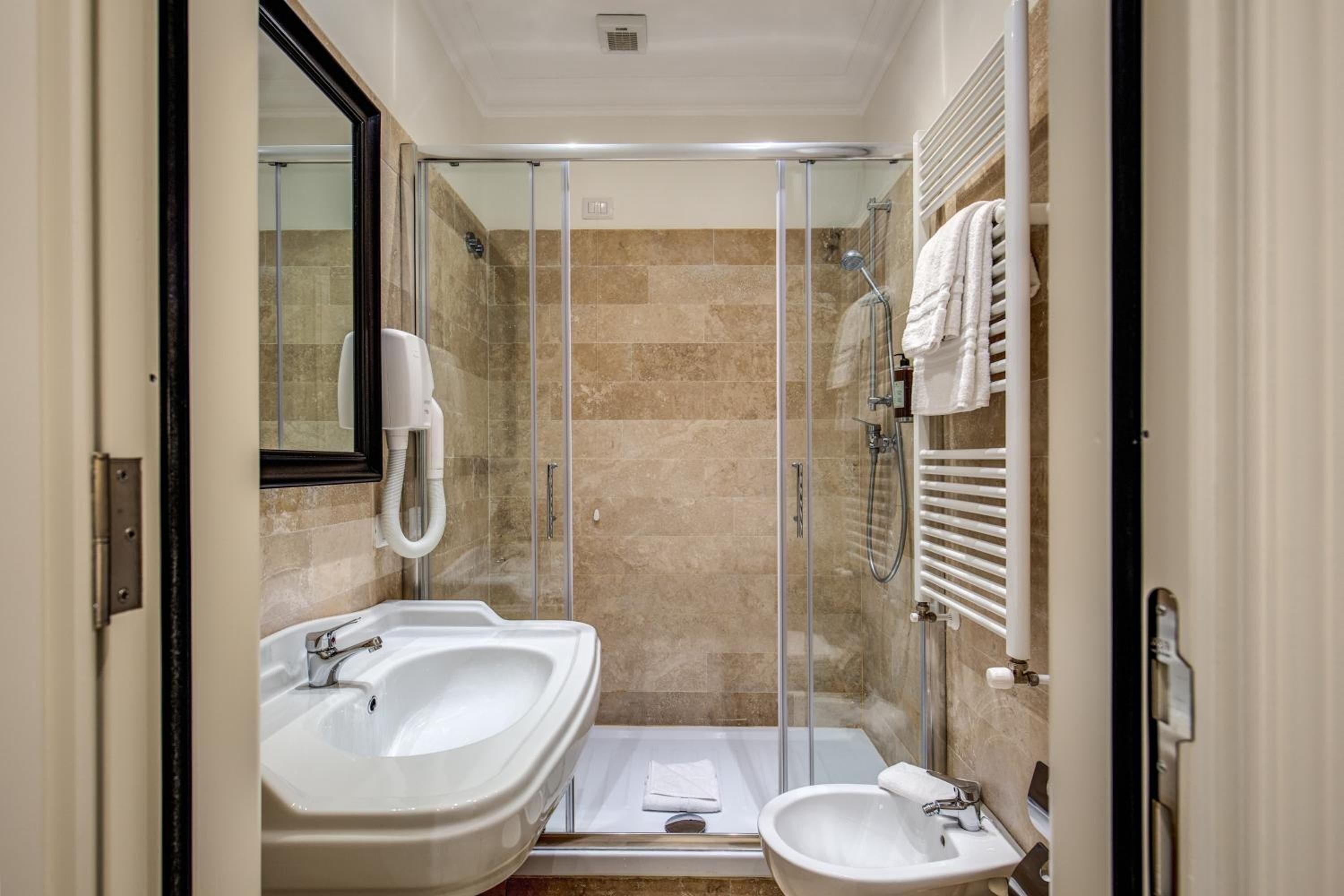 economy double room | bathroom | shower, free toiletries, hair dryer, bidet