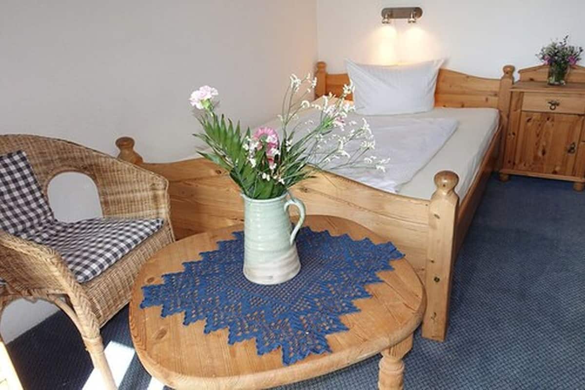 standard single room | desk, blackout curtains, cots/infant beds, rollaway beds