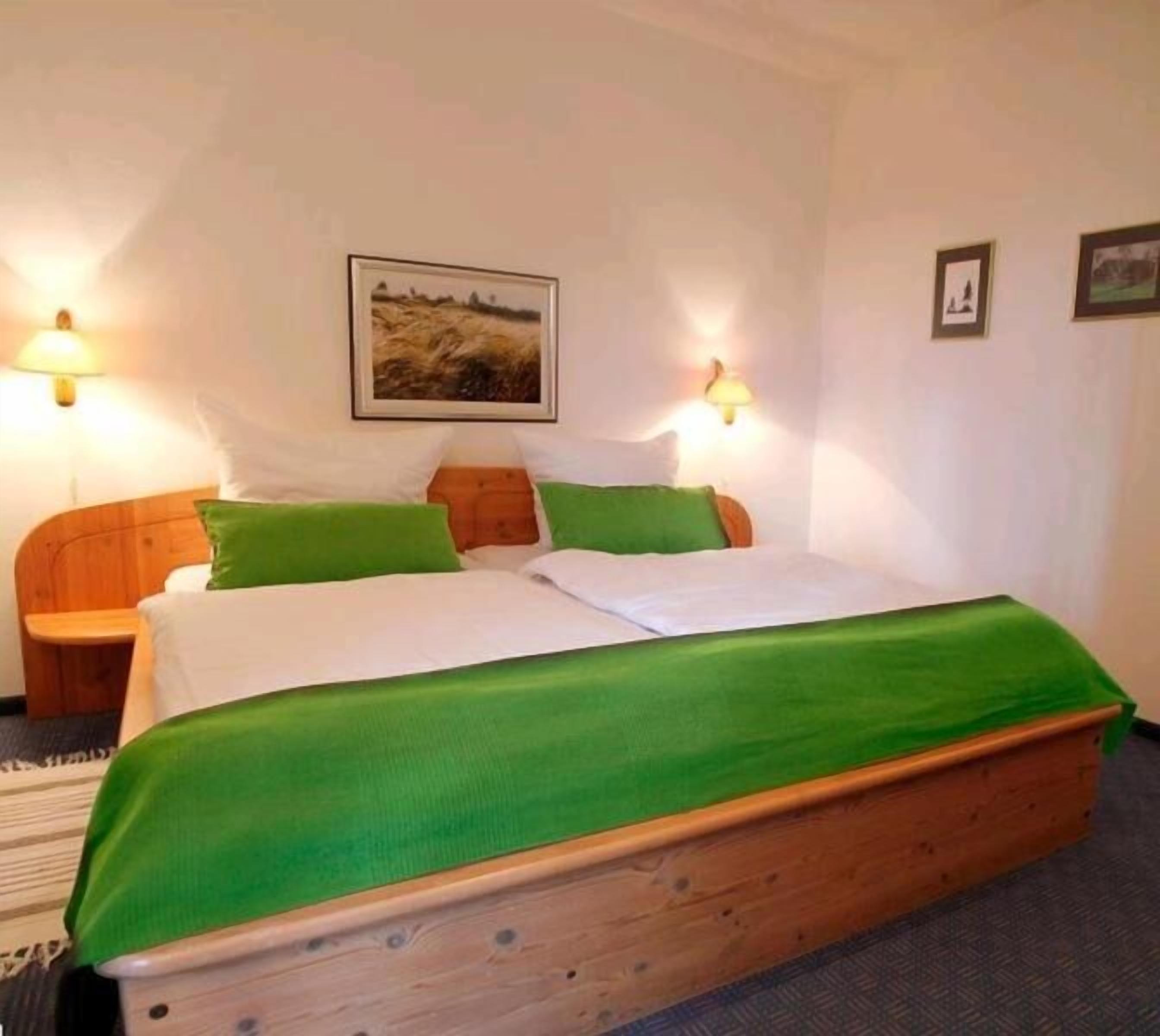 desk, blackout curtains, cots/infant beds, rollaway beds