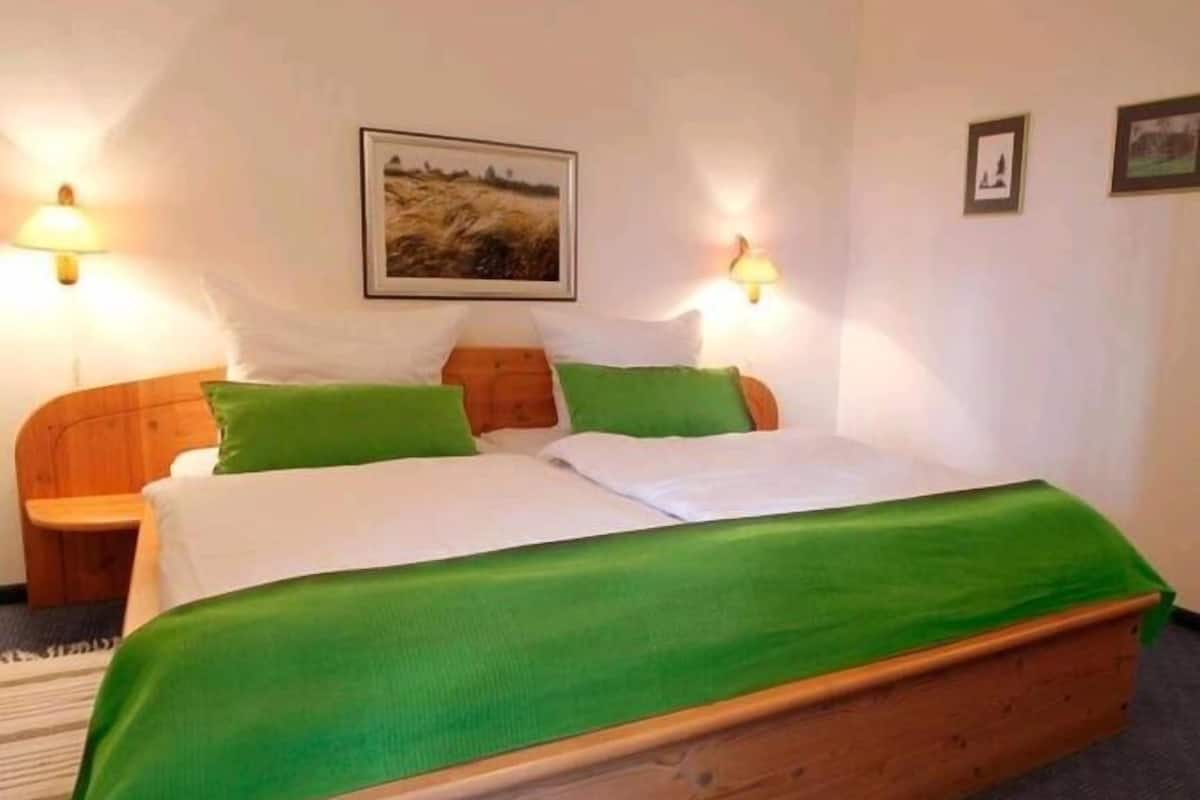 desk, blackout curtains, cots/infant beds, rollaway beds