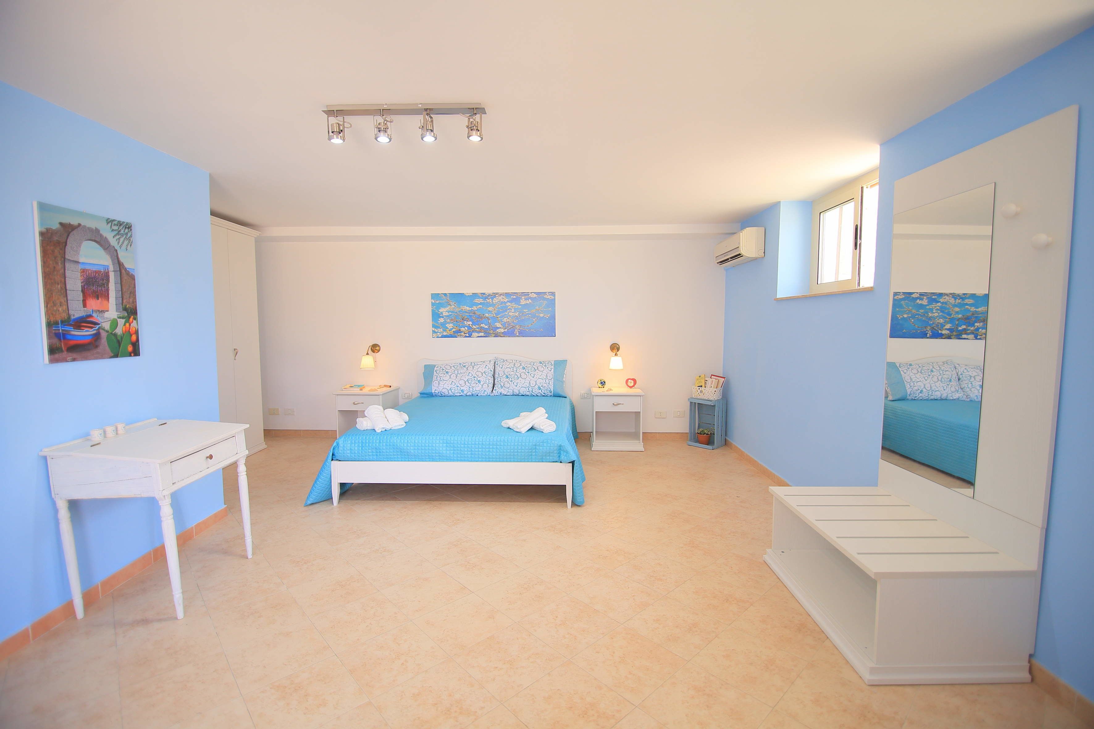 Suite, Terrace | Desk, soundproofing, rollaway beds, free WiFi