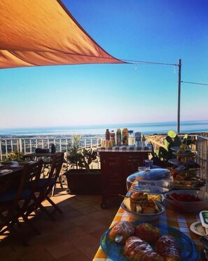 Daily buffet breakfast for a fee