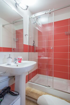 Suite, Terrace | Desk, soundproofing, rollaway beds, free WiFi