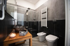 Quarto casal luxo, 1 cama Queen, banheiro privativo, vista para a cidade | Banheiro | Produtos de toalete grátis, secador de cabelo, chinelos, bidê
