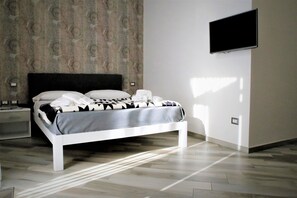 Luxury-Zimmer, Mehrere Betten, Whirlpool, Stadtblick | Balkon