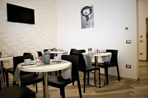 Tägliches inbegriffenes kontinentales Frühstück