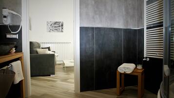 Luksusrom, flere senger, spabadekar, byutsikt | 1 soverom, sengetøy av topp kvalitet, dundyner og minibar