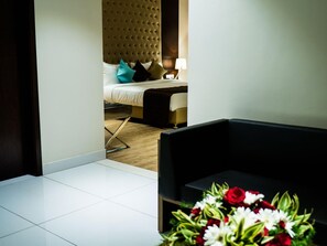 Zimmersafe, individuell eingerichtet, Schreibtisch