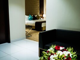 Cofres nos quartos, individualmente mobiliados, escrivaninha