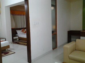 Minibar, in-room safe, individually decorated, individually furnished