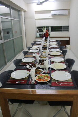 Family dining - Naas Serviced Apartments (Dhaka)