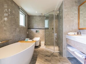 Deluxe-Doppelzimmer, 1 Queen-Bett, Nichtraucher | Badezimmer | Kostenlose Toilettenartikel, Haartrockner, Hausschuhe, Bidet