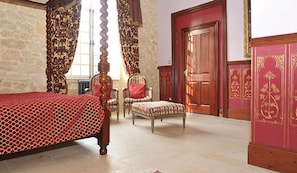 Individually decorated, desk, free cots/infant beds, bed sheets