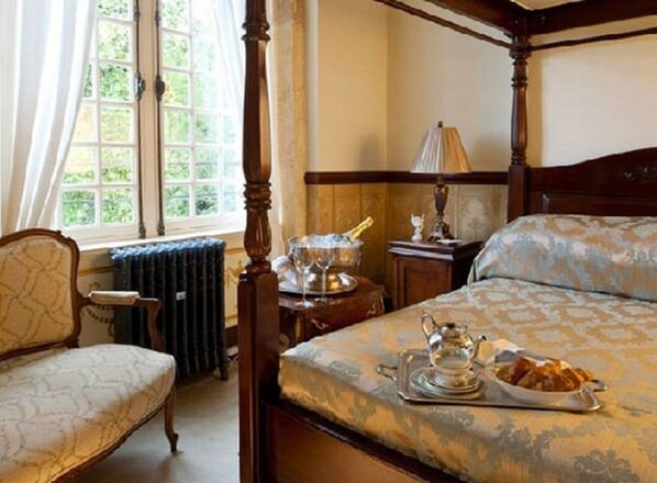 Individually decorated, desk, free cots/infant beds, bed sheets