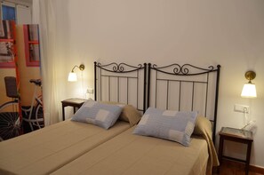 2 slaapkamers, een bureau, een strijkplank/strijkijzer, gratis wifi