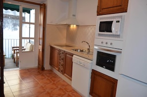 ثلاجة، ميكروويف، فرن، موقد طهي مسطح