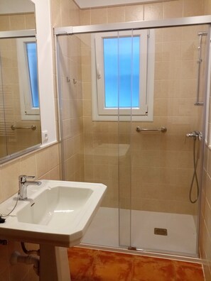 Douche, séchoir à cheveux, bidet, serviettes fournies