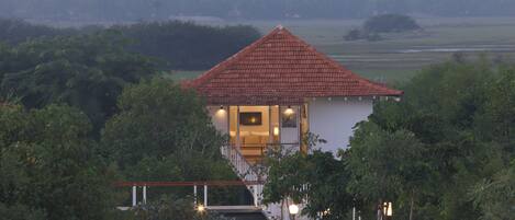 Minibar, caja de seguridad en la habitación y decoración personalizada