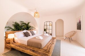 6 bedrooms, travel crib, WiFi, bed sheets