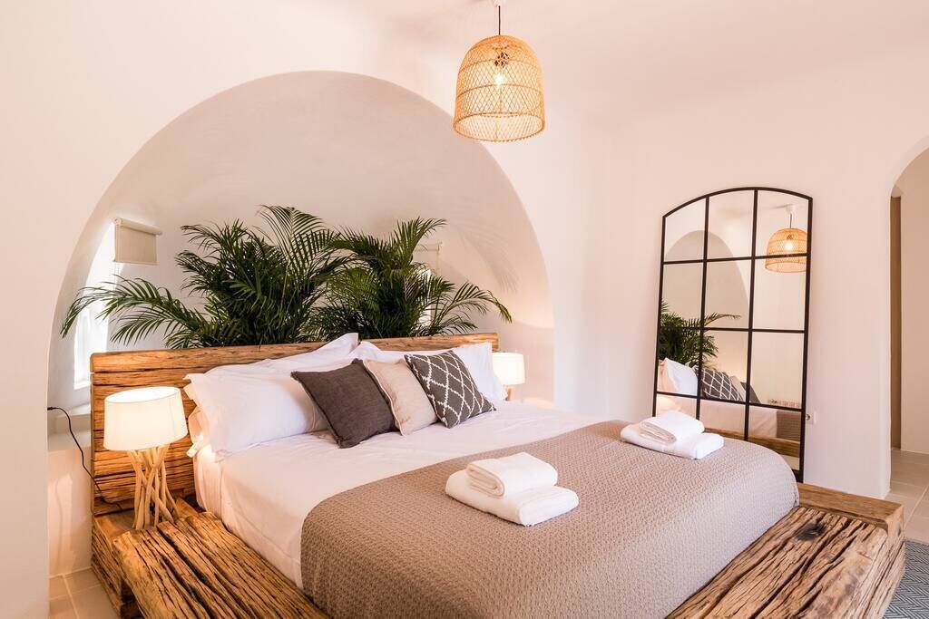 6 bedrooms, travel crib, WiFi, bed sheets