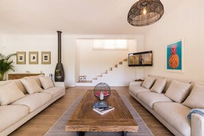 Een televisie en een open haard