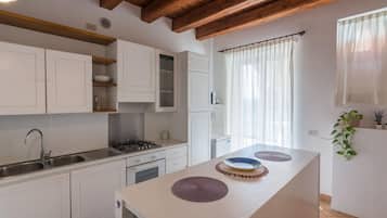 Een koelkast, een oven, een kookplaat, een vaatwasser