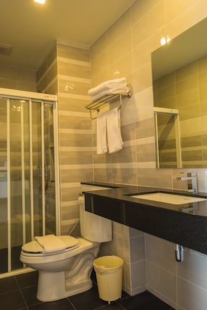 Standard Twin Room | Bathroom | Shower, towels