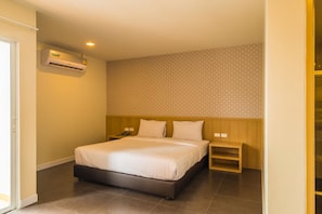 Blackout drapes, free WiFi, bed sheets