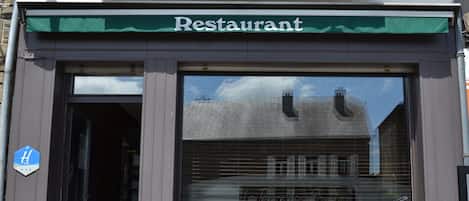 Breakfast, lunch, dinner served; Regional cuisine