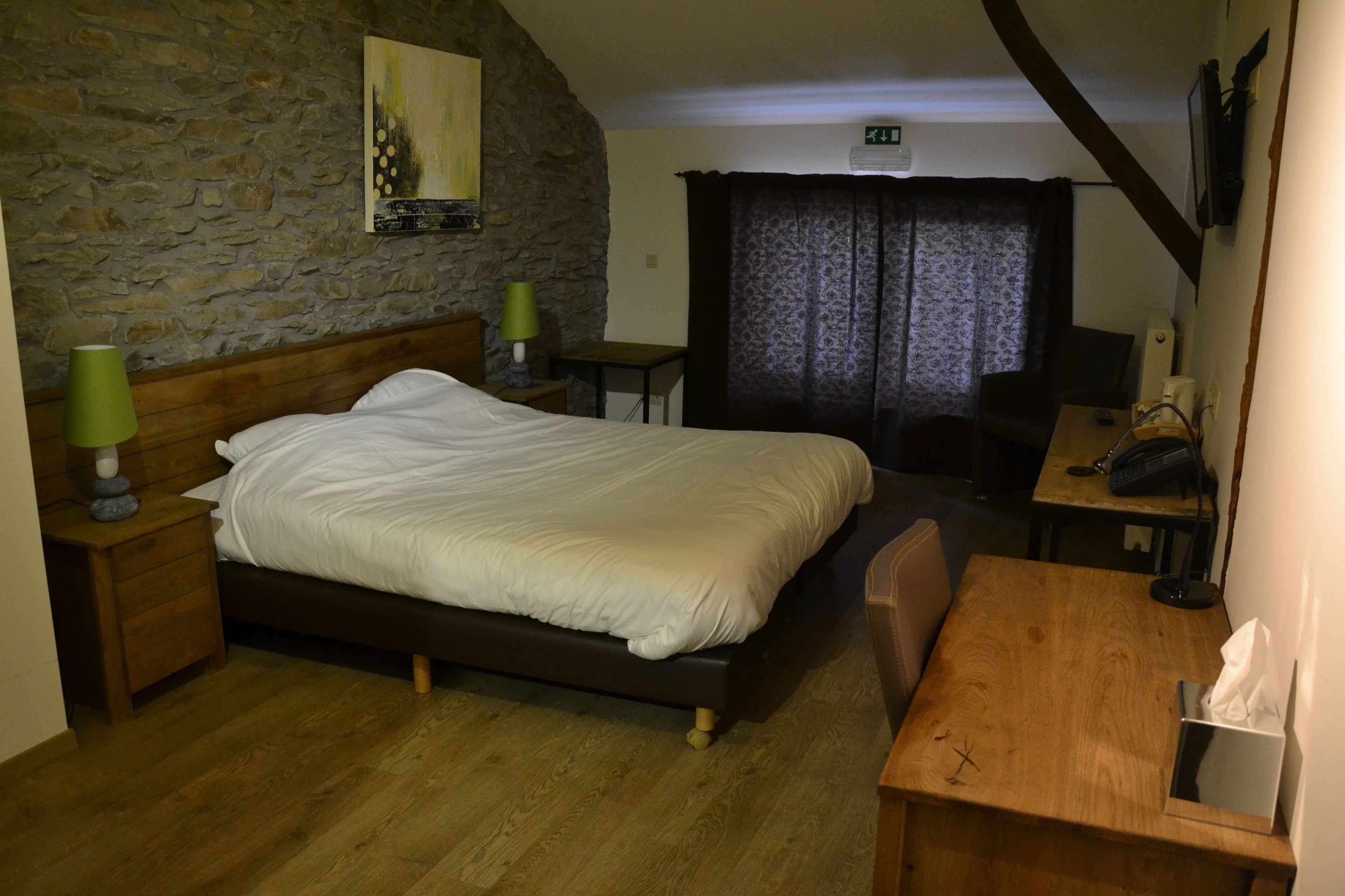 Habitación doble Confort | Decoración personalizada, muebles diferentes y escritorio 