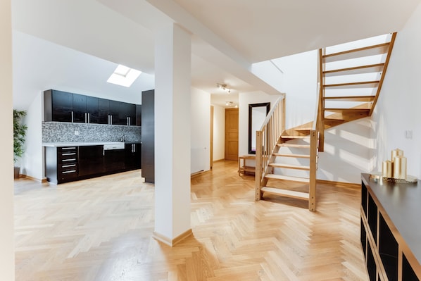 Appartement Deluxe, 3 chambres | Aire de séjour | Téléviseur à écran plat